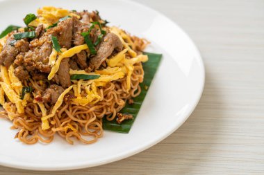 Domuz eti ve yumurtalı kızarmış şehriye Asya yerel sokak yemeği tarzı.