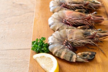 Taze kaplan karidesi ya da tahta üzerinde karides