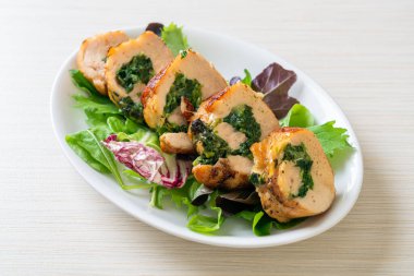 Peynir ve ıspanakla doldurulmuş fırında tavuk göğsü.