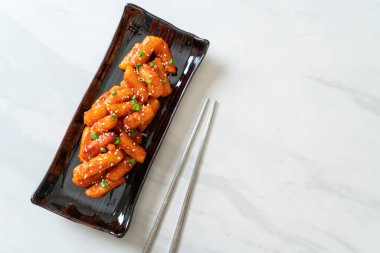 Kore usulü baharatlı pirinç keki (Tteokbokki).