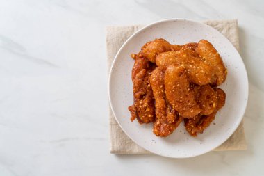 Tayland usulü susamlı kızarmış muz.