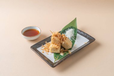 (Japon usulü soya sosuyla servis edilen kızarmış tofu.