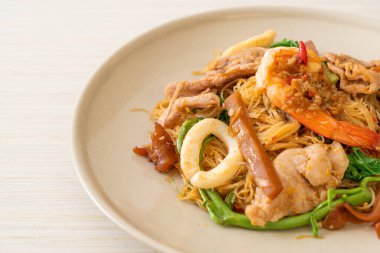 Kızarmış pirinç vermicelli ve karışık et ile su mimozası - Asya yemeği tarzı.