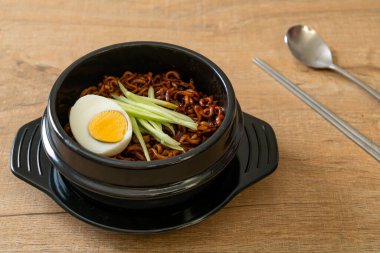 Kore fasulye soslu Anında Erişte salatalık ve haşlanmış yumurta (Jajangmyeon veya Jjajangmyeon) - Kore yemek tarzı