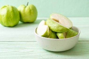 taze guava meyveleri (tropikal meyve) dilimlenmiş