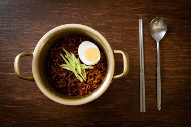 Kore fasulye soslu Anında Erişte salatalık ve haşlanmış yumurta (Jajangmyeon veya Jjajangmyeon) - Kore yemek tarzı