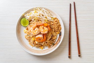 Karides ve lahanalı kızarmış şehriye ya da Pad Thai - Asya yemeği tarzı