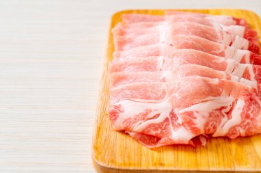 Dilimlenmiş taze domuz filetosu.