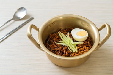 Kore fasulye soslu Anında Erişte salatalık ve haşlanmış yumurta (Jajangmyeon veya Jjajangmyeon) - Kore yemek tarzı