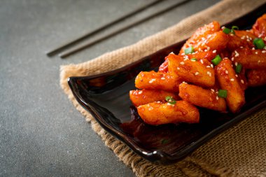 Kore usulü baharatlı pirinç keki (Tteokbokki).