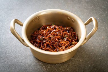Kore siyah spagettisi ya da kavrulmuş Chajung soya soslu hazır şehriye (chapagetti) - Kore yemeği tarzı