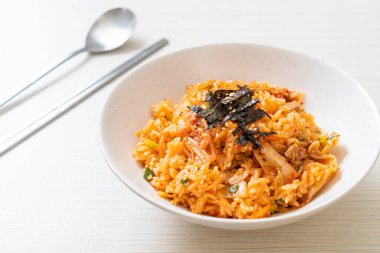 Kore usulü deniz yosunu ve beyaz susamlı kimchi pilavı.