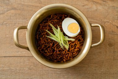 Kore fasulye soslu Anında Erişte salatalık ve haşlanmış yumurta (Jajangmyeon veya Jjajangmyeon) - Kore yemek tarzı