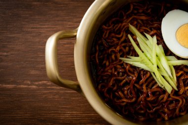 Kore fasulye soslu Anında Erişte salatalık ve haşlanmış yumurta (Jajangmyeon veya Jjajangmyeon) - Kore yemek tarzı