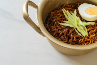 Kore fasulye soslu Anında Erişte salatalık ve haşlanmış yumurta (Jajangmyeon veya Jjajangmyeon) - Kore yemek tarzı