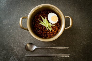 Kore fasulye soslu Anında Erişte salatalık ve haşlanmış yumurta (Jajangmyeon veya Jjajangmyeon) - Kore yemek tarzı