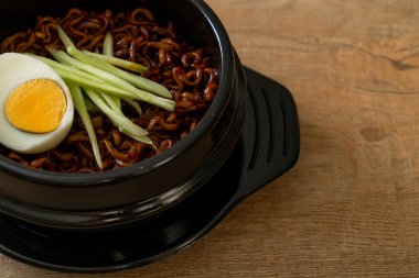 Kore fasulye soslu Anında Erişte salatalık ve haşlanmış yumurta (Jajangmyeon veya Jjajangmyeon) - Kore yemek tarzı
