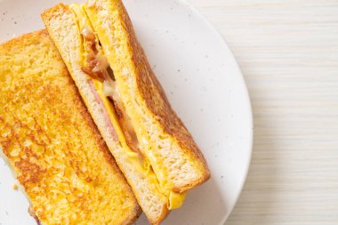 Ev yapımı Fransız tostu jambonlu, yumurtalı peynirli sandviç.