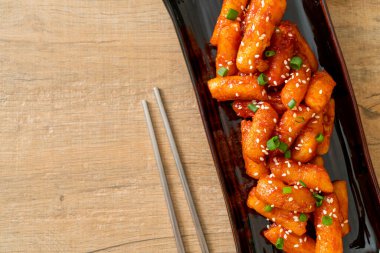 Kore usulü baharatlı pirinç keki (Tteokbokki).