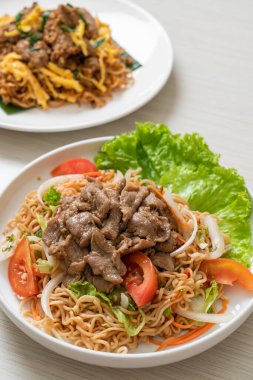 Beyaz tabakta domuz etli hazır şehriye salatası. Asya usulü.