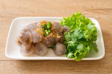 Şeffaf toplara Saku Sai Moo ya da buharda pişirilmiş Tapioca köfteleri deniyor.