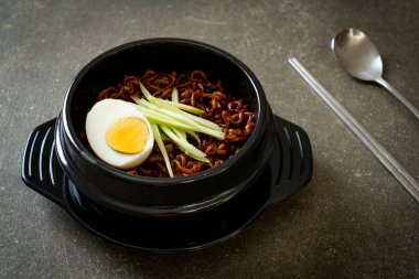 Kore fasulye soslu Anında Erişte salatalık ve haşlanmış yumurta (Jajangmyeon veya Jjajangmyeon) - Kore yemek tarzı