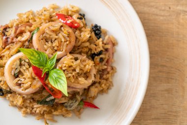 Ev yapımı Basil ve Baharatlı Bitki Kızarmış Pirinç Kalamar veya Ahtapot - Asya yemek tarzı