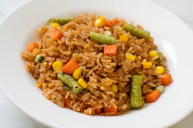 Yeşil bezelyeli kızarmış pirinç, havuç ve mısır - vejetaryen ve sağlıklı gıda tarzı