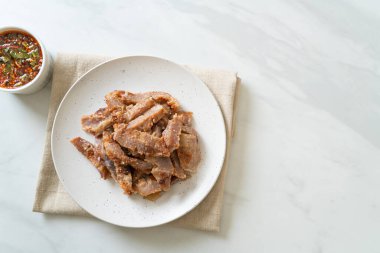 Izgara domuz boynu ya da Tayland baharatlı soslu kömür kaynayan domuz boynu.