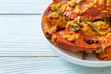 Köri tozuyla kızartılmış yengeç - Deniz ürünleri tarzı