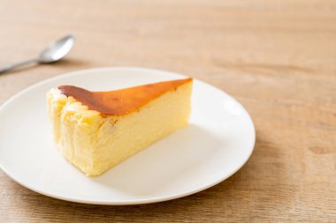 Beyaz tabakta ev yapımı cheesecake.
