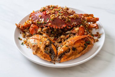 Baharatlı Tuz ve Biberli Kızarmış Yengeç - Deniz ürünleri tarzı