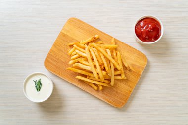 Patates kızartması ya da ekşi krema ve ketçaplı patates cipsi.