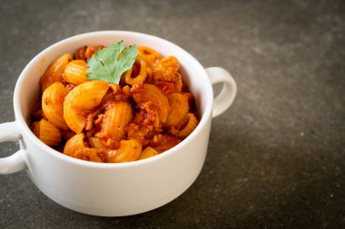 Domates soslu makarna ve kıymalı domuz eti, Amerikan usulü pirzola, Amerikan usulü gulaş.