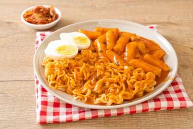 Baharatlı Kore soslu Ramen veya Kore hazır eriştesi ve Tteokbokki - Kore yemeği tarzı