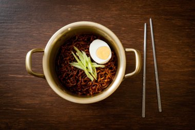 Kore fasulye soslu Anında Erişte salatalık ve haşlanmış yumurta (Jajangmyeon veya Jjajangmyeon) - Kore yemek tarzı