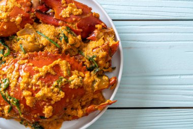 Köri tozuyla kızartılmış yengeç - Deniz ürünleri tarzı