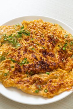 Uzun fasulyeli omlet ya da bezelye - ev yapımı yemek tarzı.