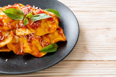 Domates soslu ve fesleğenli İtalyan usulü Ravioli.