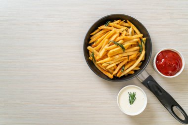 Patates kızartması ya da ekşi krema ve ketçaplı patates cipsi.