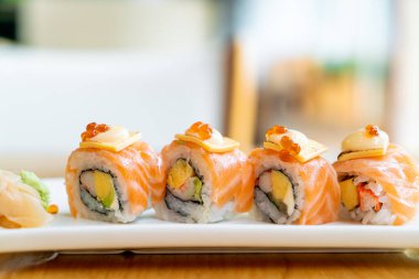 Japon usulü peynirli somon dürümü suşi.