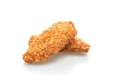 Kızarmış tavuk göğsü bifteği beyaz arka planda izole edilmiş.