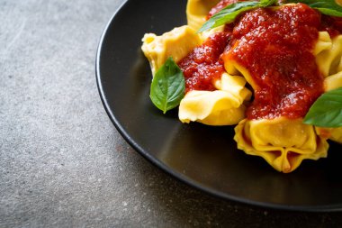Domates soslu İtalyan tortellini makarnası - İtalyan yemeği tarzı.