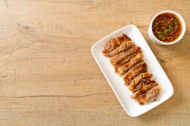 Izgara domuz boynu ya da Tayland baharatlı soslu kömür kaynayan domuz boynu.