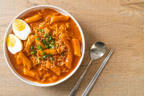 Kore hazır şehriyesi ve Kore baharatlı soslu Tteokbokki, Rabokki - Kore yemeği tarzı.