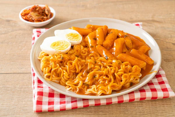 Baharatlı Kore soslu Ramen veya Kore hazır eriştesi ve Tteokbokki - Kore yemeği tarzı