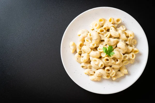 Fırında makarna ve peynir.