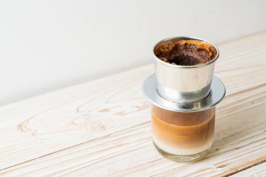 Vietnam tarzında damlayan sıcak sütlü kahve - Saigon veya Vietnam kahvesi