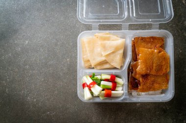 Teslimat kutusunda Pekin Ördeği - Çin yemeği tarzı