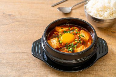 Yumuşak Tofulu Kimchi Çorbası veya Kore Kimchi Güveci - Kore Yemekleri Geleneksel Tarzı